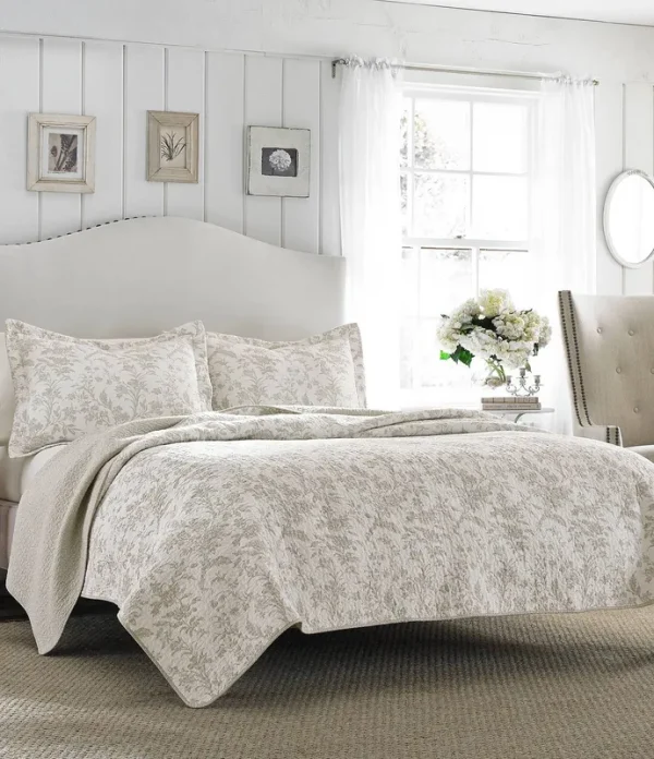 Laura Ashley Amberley Pastel Grey Full/Queen Quilt Set