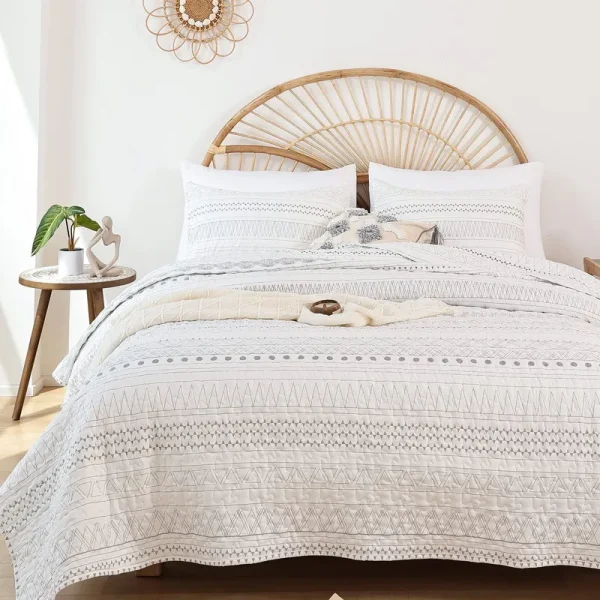 JANZAA Quilt Bedding Set Boho for All Season, 3 Pcs Bedspreads Queen Size with Grey Geometry Pattern On White (Two Pillow Cases)