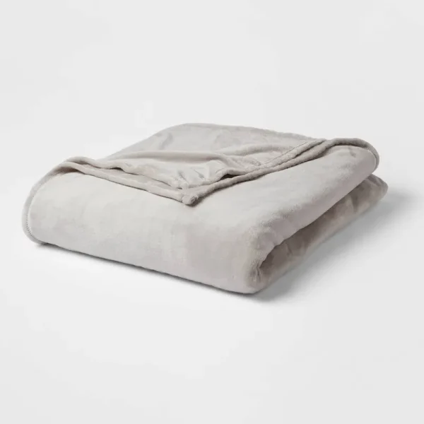 Twin/Twin XL Solid Plush Bed Blanket Gray - Room Essentials